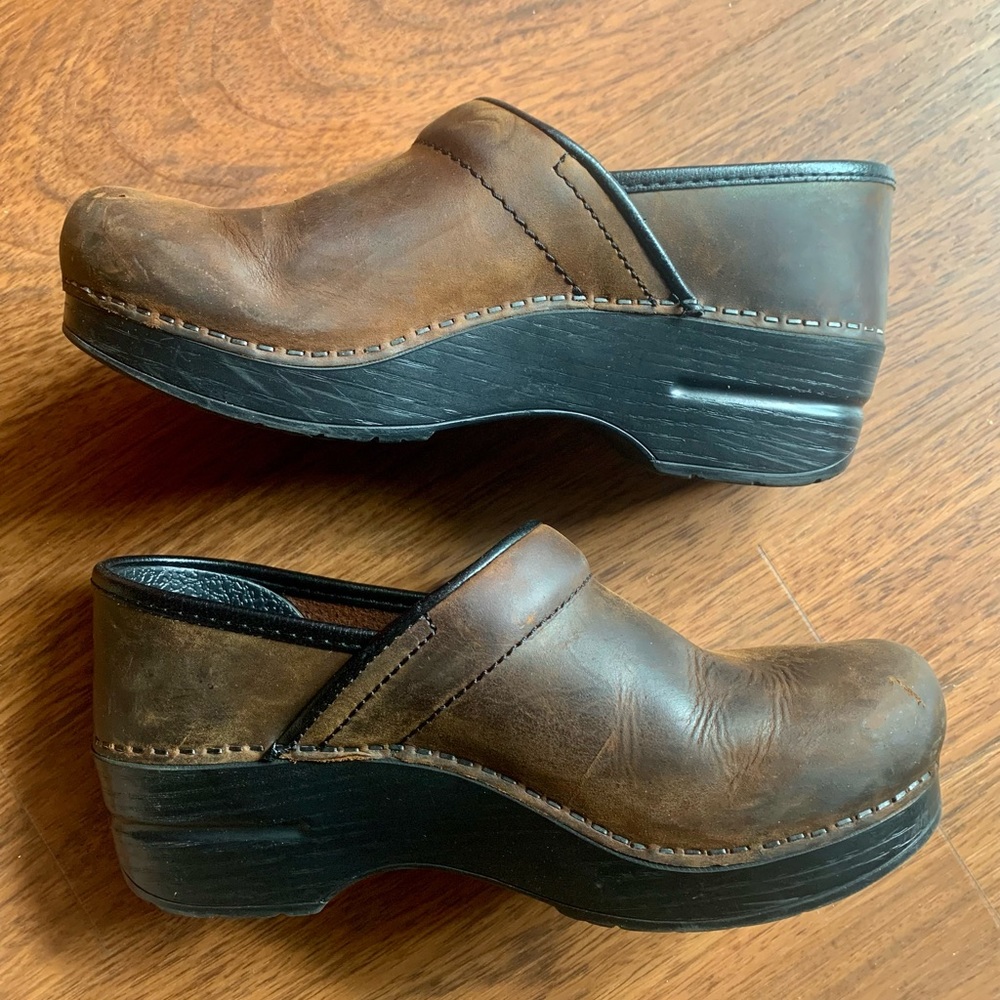 Dansko clog antique brown distressed leather size 36 (5.5, 6, 6.5)